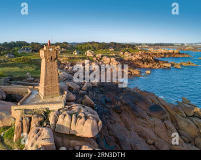 France, Côtes d'Armor, Perros Guirec, Ploumanac'h, Côte de granit Rose, pointe de Squewel, sur le sentier des douaniers ou GR 34, le phare de Mean Ruz (vue aérienne) Banque D'Images