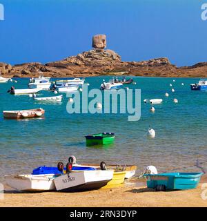 France, Côtes d'Armor, Tregastel, Perros Guirec, bateaux à l'ancre près de la cale du Coz Pors, avec le rocher de en arrière-plan Banque D'Images