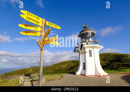 Nouvelle-Zélande, Île du Nord, péninsule d'Aupori dans la région du Nord, le cap Reinga est le point le plus septentrional du pays, à plus de 100 km au nord du centre habité le plus proche, Kaitaia. Le phare du cap Reinga marque la séparation entre la mer de Tasman à l'ouest et l'océan Pacifique à l'est. Banque D'Images