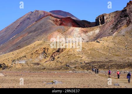 Nouvelle-Zélande, Île du Nord, le parc national de Tongariro est le premier parc national de Nouvelle-Zélande et le quatrième au monde, classé au patrimoine mondial de l'UNESCO, sur le sentier de randonnée de Tongariro Alpine Crossing. Banque D'Images