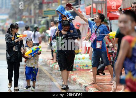 (150414) -- VIENTIANE, le 14 avril 2015 -- des gens prennent part à des batailles d'eau à Vientiane, Laos, le 14 avril 2015. Les gens ont célébré le festival des éclaboussures d'eau ou le traditionnel nouvel an du 14 au 16 avril.) LAOS-VIENTIANE-NEW YEAR-FESTIVAL LiuxAilun PUBLICATIONxNOTxINxCHN Vientiane avril 14 2015 célébrités prennent part aux batailles d'éclaboussures d'eau à Vientiane Laos avril 14 2015 célébrités ont célébré le Festival des éclaboussures d'eau ou le traditionnel nouvel an du 14 au 16 avril Laos Vientiane Festival du nouvel an PUBLICATIONxNOTxINxCHN Banque D'Images