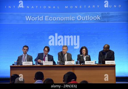 (150414) -- WASHINGTON D.C., le 14 avril 2015 -- Olivier Blanchard (C), économiste en chef du Fonds monétaire international (FMI), prend la parole lors d'un point de presse sur les Perspectives de l'économie mondiale au siège du FMI à Washington D.C., capitale des États-Unis, le 14 avril 2015. Le FMI a déclaré mardi que l'économie mondiale devrait croître de 3,5 pour cent en 2015, au même niveau que les prévisions qu'il a faites en janvier. ) (djj) États-Unis-WASHINGTON D.C. PERSPECTIVES ÉCONOMIQUES MONDIALES YinxBogu PUBLICATIONxNOTxINxCHN Washington D C avril 14 2015 Olivier Blanchard C économiste en chef du Fonds monétaire international le FMI prend la parole Banque D'Images