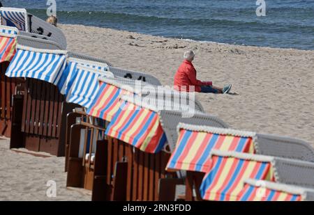 31 août 2023, Mecklembourg-Poméranie occidentale, Kühlungsborn : seuls quelques amateurs de plage apprécient le temps ensoleillé de la mer Baltique, la plupart des chaises de plage sont vides. Photo : Bernd Wüstneck/dpa Banque D'Images