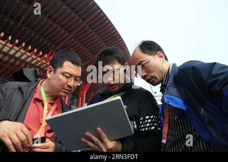 (150415) -- PÉKIN, 15 avril 2015 -- des journalistes de Xinhua préparent leurs appareils sur le site du cinquième Festival international du film de Pékin à Pékin, Chine, le 15 avril 2015. Le cinquième Festival international du film de Beijing se tiendra à Beijing du 16 au 23 avril. ) CHINA-BEIJING-FILM FESTIVAL-PREPARATION (CN) XingxGuangli PUBLICATIONxNOTxINxCHN Beijing avril 15 2015 les journalistes de XINHUA préparent leurs appareils AU lieu du Cinquième Festival International du film de Beijing à Beijing Chine avril 15 2015 le Cinquième Festival International du film de Beijing sera héros à Beijing à partir d'avril Banque D'Images