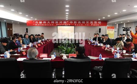 (150415) -- BEIJING, 15 avril 2015 -- des producteurs d'animation et des chercheurs de Chine continentale échangent des idées avec les maîtres de l'animation hollywoodienne Mike Reiss et Mark J. Gordon à Beijing, capitale de la Chine, le 15 avril 2015. Reiss et Gordon participeront à une partie des événements du cinquième Festival international du film de Beijing qui se tiendra à Beijing du 16 au 23 avril. (mt) CHINA-BEIJING-FILM FESTIVAL-ANIMATION MASTERS- ACTIVITY (CN) XuxLiang PUBLICATIONxNOTxINxCHN Beijing avril 15 2015 les producteurs d'animation et les chercheurs de Chine continentale échangent des idées avec Hollywood animation Masters Mike Re Banque D'Images