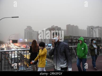 (150415) -- PÉKIN, 15 avril 2015 -- des personnes portant des masques marchent dans une forte tempête de sable à Pékin le 15 avril 2015. Pékin a été frappé par un vent modéré de mercredi soir à la nuit, et l'Observatoire météorologique de Pékin a émis une alerte jaune pour tempête de sable mercredi après-midi. CHINE-PÉKIN-TEMPÊTE DE SABLE LuoxXiaoguang PUBLICATIONxNOTxINxCHN Pékin avril 15 2015 célébrités portant des masques marchent dans une forte tempête de sable à Pékin LE 15 2015 avril Pékin ce qui a frappé par un vent modéré de mercredi soir à la nuit et l'Observatoire météorologique de Pékin a émis une alerte jaune pour tempête de sable Banque D'Images