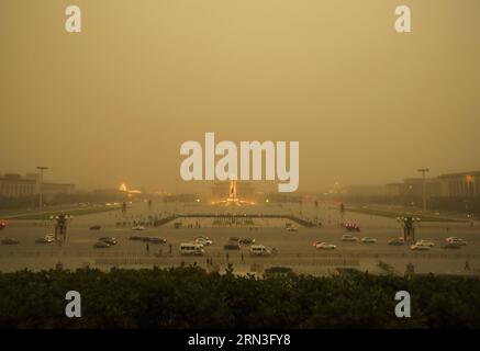 (150415) -- PÉKIN, 15 avril 2015 -- une photo prise le 15 avril 2015 montre la place Tiananmen enveloppée d'une tempête de sable à Pékin. Pékin a été frappé par un vent modéré de mercredi soir à la nuit, et l'Observatoire météorologique de Pékin a émis une alerte jaune pour tempête de sable mercredi après-midi. CHINE-PÉKIN-TEMPÊTE DE SABLE LanxHongguang PUBLICATIONxNOTxINxCHN Pékin avril 15 2015 photo prise LE 15 2015 avril montre la place Tiananmen enveloppée dans la tempête de sable à Pékin Pékin ce qui a frappé par le vent modéré de mercredi soir à la nuit et l'Observatoire météorologique de Pékin a émis un Yell Banque D'Images