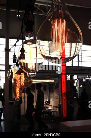 HANOVRE, le 15 avril 2015 -- les gens passent devant un stand d'exposition d'un exposant chinois à la Foire industrielle de Hanovre, à Hanovre, en Allemagne, le 15 avril 2015. Selon l'organisateur de la Foire industrielle de Hanovre, 56 % des exposants venaient de l'extérieur de l'Allemagne. La Chine, avec plus de 1100 exposants, est la deuxième nation exposante la plus forte après l'Allemagne. )(bxq) ALLEMAGNE-HANOVRE-CHINOIS EXPOSANTS LuoxHuanhuan PUBLICATIONxNOTxINxCHN Hanovre avril 15 2015 célébrités passent devant un exposant chinois S Display stand À la Foire industrielle de Hanovre À Hanovre Allemagne LE 15 2015 avril selon Banque D'Images