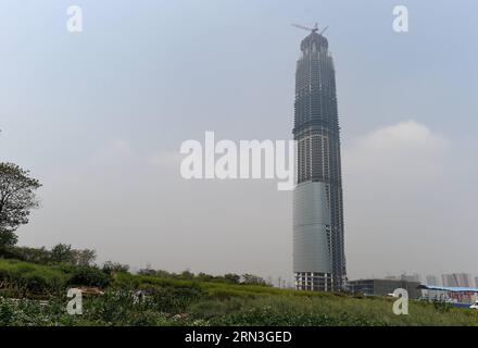 (150416) -- WUHAN, 16 avril 2015 -- la photo prise le 16 avril 2015 montre le centre Wuhan de 438 mètres de haut à Wuhan, capitale de la province du Hubei en Chine centrale. Le gratte-ciel, dont la structure principale est maintenant achevée, est le plus haut bâtiment de Chine centrale. (Ytt) CHINA-WUHAN-SKYSCRAPER (CN) XiaoxYijiu PUBLICATIONxNOTxINxCHN Wuhan avril 16 2015 photo prise LE 16 2015 avril montre mètres High Wuhan Center dans Wuhan capitale de la Chine centrale S Hubei province le Skyscraper dont la structure principale a été achevée EST le plus haut bâtiment de la Chine centrale Wuhan Skyscraper PUBLICATION CN Banque D'Images