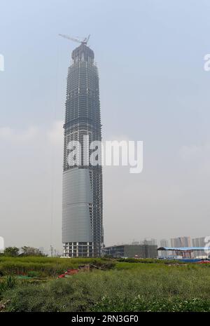 (150416) -- WUHAN, 16 avril 2015 -- la photo prise le 16 avril 2015 montre le centre Wuhan de 438 mètres de haut à Wuhan, capitale de la province du Hubei en Chine centrale. Le gratte-ciel, dont la structure principale est maintenant achevée, est le plus haut bâtiment de Chine centrale. (Ytt) CHINA-WUHAN-SKYSCRAPER (CN) XiaoxYijiu PUBLICATIONxNOTxINxCHN Wuhan avril 16 2015 photo prise LE 16 2015 avril montre mètres High Wuhan Center dans Wuhan capitale de la Chine centrale S Hubei province le Skyscraper dont la structure principale a été achevée EST le plus haut bâtiment de la Chine centrale Wuhan Skyscraper PUBLICATION CN Banque D'Images