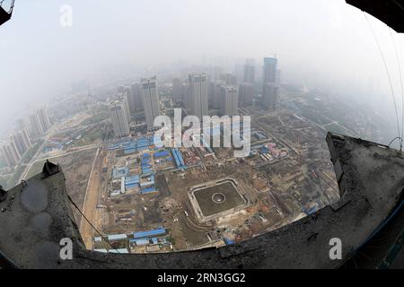 (150416) -- WUHAN, 16 avril 2015 -- la photo prise le 16 avril 2015 montre une vue depuis le dernier étage du centre Wuhan de 438 mètres de haut à Wuhan, capitale de la province du Hubei en Chine centrale. Le gratte-ciel, dont la structure principale est maintenant achevée, est le plus haut bâtiment de Chine centrale. (Ytt) CHINA-WUHAN-SKYSCRAPER (CN) XiaoxYijiu PUBLICATIONxNOTxINxCHN Wuhan avril 16 2015 la photo prise LE 16 2015 avril montre une vue du dernier étage de Metres High Wuhan Centre à Wuhan capitale de la Chine centrale S province du Hubei le Skyscraper dont la structure principale a été achevée EST la plus haute construction Banque D'Images