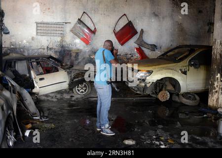 (150417) -- JOHANNESBURG, le 17 avril 2015 -- Un photographe a pris des photos des véhicules brûlés dans un garage appartenant à des Nigérians à Johannesburg Town, en Afrique du Sud, le 17 avril 2015. Vendredi, la police sud-africaine a tiré des balles en caoutchouc pour disperser les émeutiers dans le centre de Johannesburg, un nouveau foyer de violence xénophobe. La vague actuelle de violence xénophobe touche principalement Durban et Johannesburg. Selon les chiffres officiels, cinq personnes ont été tuées et des milliers d'immigrants déplacés. (djj) AFRIQUE DU SUD-JOHANNESBURG-ATTAQUE XÉNOPHOBE ZhaixJianlan PUBLICATIONxNOTxINxCHN Johannesburg Apri Banque D'Images