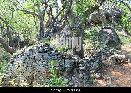 (150417) -- DOMBOSHABA, 17 avril 2015 -- une photo prise le 12 avril montre le monument national Domboshaba situé dans le nord du Botswana. C'était la cour et la résidence d'un chef important qui dirigeait la région au nom du roi au Grand Zimbabwe. Il date du 15e siècle et était l'un des centres d'administration du Grand État du Zimbabwe. Il a été le premier monument à être fouillé au Botswana au début des années 1930 Les objets fouillés, y compris les produits chinois importés en porcelaine, indiquent que Domboshaba faisait partie du réseau commercial de la côte est allant jusqu'au Mozambique. BOTSWANA-DOMBOSHABA-NATI Banque D'Images