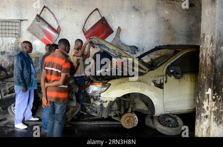 (150417) -- JOHANNESBURG, le 17 avril 2015 -- des gens vérifient un véhicule brûlé dans un garage appartenant à des Nigérians à Johannesburg Town, en Afrique du Sud, le 17 avril 2015. Vendredi, la police sud-africaine a tiré des balles en caoutchouc pour disperser les émeutiers dans le centre de Johannesburg, un nouveau foyer de violence xénophobe. La vague actuelle de violence xénophobe touche principalement Durban et Johannesburg. Selon les chiffres officiels, cinq personnes ont été tuées et des milliers d'immigrants déplacés. (djj) AFRIQUE DU SUD-JOHANNESBURG-ATTAQUE XÉNOPHOBE ZhaixJianlan PUBLICATIONxNOTxINxCHN Johannesburg avril 17 2015 célébrités Banque D'Images