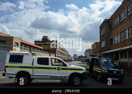 (150417) -- JOHANNESBURG, le 17 avril 2015 -- des véhicules de police sont vus sur le site d'attaques xénophobes dans la ville de Johannesburg, en Afrique du Sud, le 17 avril 2015. Vendredi, la police sud-africaine a tiré des balles en caoutchouc pour disperser les émeutiers dans le centre de Johannesburg, un nouveau foyer de violence xénophobe. La vague actuelle de violence xénophobe touche principalement Durban et Johannesburg. Selon les chiffres officiels, cinq personnes ont été tuées et des milliers d'immigrants déplacés. (djj) AFRIQUE DU SUD-JOHANNESBURG-ATTAQUE XÉNOPHOBE ZhaixJianlan PUBLICATIONxNOTxINxCHN Johannesburg avril 17 2015 police Ve Banque D'Images