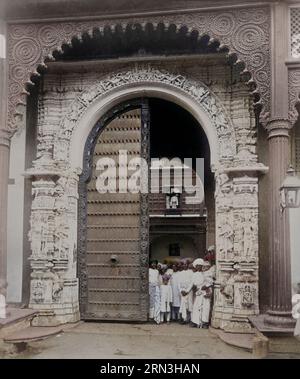 Old Darbar Gateway ; 1886 - 1889. Imprimé argent albumen. Fait partie de 'Bhavnagar'- compendium photographique. Vues et études architecturales de Bhavnagar, Inde Banque D'Images