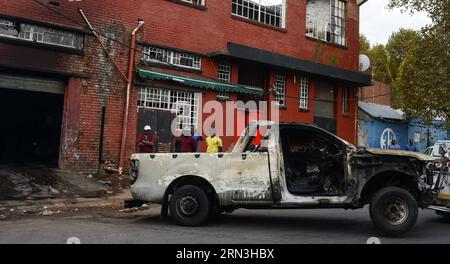 (150417) -- JOHANNESBURG, le 17 avril 2015 -- Un véhicule brûlé a été vu sur le site d'attaques xénophobes dans la ville de Johannesburg, en Afrique du Sud, le 17 avril 2015. Vendredi, la police sud-africaine a tiré des balles en caoutchouc pour disperser les émeutiers dans le centre de Johannesburg, un nouveau foyer de violence xénophobe. La vague actuelle de violence xénophobe touche principalement Durban et Johannesburg. Selon les chiffres officiels, cinq personnes ont été tuées et des milliers d'immigrants déplacés. (djj) AFRIQUE DU SUD-JOHANNESBURG-ATTAQUE XÉNOPHOBE ZhaixJianlan PUBLICATIONxNOTxINxCHN Johannesburg avril 17 2015 a Burnt VE Banque D'Images