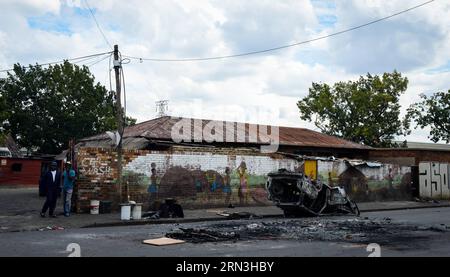 (150417) -- JOHANNESBURG, le 17 avril 2015 -- Un véhicule brûlé a été vu sur le site d'attaques xénophobes dans la ville de Johannesburg, en Afrique du Sud, le 17 avril 2015. Vendredi, la police sud-africaine a tiré des balles en caoutchouc pour disperser les émeutiers dans le centre de Johannesburg, un nouveau foyer de violence xénophobe. La vague actuelle de violence xénophobe touche principalement Durban et Johannesburg. Selon les chiffres officiels, cinq personnes ont été tuées et des milliers d'immigrants déplacés. (djj) AFRIQUE DU SUD-JOHANNESBURG-ATTAQUE XÉNOPHOBE ZhaixJianlan PUBLICATIONxNOTxINxCHN Johannesburg avril 17 2015 a Burnt VE Banque D'Images