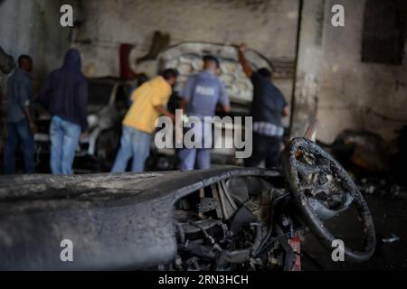 (150417) -- JOHANNESBURG, le 17 avril 2015 -- des gens vérifient un véhicule brûlé dans un garage appartenant à des Nigérians à Johannesburg Town, en Afrique du Sud, le 17 avril 2015. Vendredi, la police sud-africaine a tiré des balles en caoutchouc pour disperser les émeutiers dans le centre de Johannesburg, un nouveau foyer de violence xénophobe. La vague actuelle de violence xénophobe touche principalement Durban et Johannesburg. Selon les chiffres officiels, cinq personnes ont été tuées et des milliers d'immigrants déplacés. (djj) AFRIQUE DU SUD-JOHANNESBURG-ATTAQUE XÉNOPHOBE ZhaixJianlan PUBLICATIONxNOTxINxCHN Johannesburg avril 17 2015 célébrités Banque D'Images