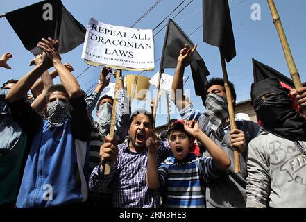 (150417) -- SRINAGAR(INDE), 17 avril 2015 -- des manifestants cachemiriens brandissent des pancartes et crient des slogans lors d'une manifestation dans le centre-ville de Srinagar, capitale estivale du Cachemire contrôlé par l'Inde, le 17 avril 2015. Vendredi, les forces gouvernementales dans le Cachemire contrôlé par l'Inde ont tiré des coups de semonce et des dizaines d'obus de fumée lacrymogène pour disperser des centaines de manifestants furieux manifestant contre la répression des séparatistes avant un rassemblement pour pleurer le meurtre d'un jeune. INDE-CACHEMIRE-SRINAGAR-PROTESTATIONS-AFFRONTEMENTS JavedxDar PUBLICATIONxNOTxINxCHN Srinagar Inde avril 17 2015 les manifestants cachemiriens tiennent des pancartes et Banque D'Images