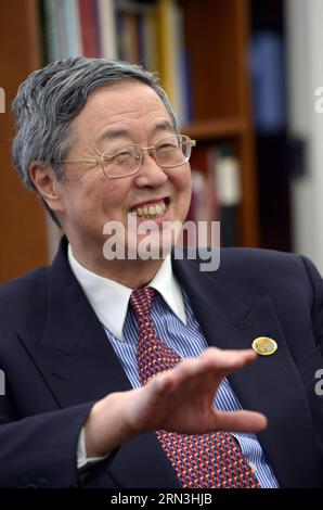 (150417) -- WASHINGTON D.C., 17 avril 2015 -- Zhou Xiaochuan, gouverneur de la banque centrale chinoise, prend la parole lors d une interview à Washington D.C., capitale des États-Unis, le 17 avril 2015. Les membres du Fonds monétaire international (FMI) sont frustrés par la réforme des quotes-parts de 2010 du fonds, longtemps retardée, et ont appelé à l'adoption rapide de la réforme, a déclaré Zhou ici vendredi. États-Unis-WASHINGTON D.C.-CHINE-ZHOU XIAOCHUAN YinxBogu PUBLICATIONxNOTxINxCHN Washington D C avril 17 2015 China S le gouverneur de la Banque centrale Zhou Xiao Chuan prend la parole lors d'une entrevue à Washington D C capitale des États-Unis avril Banque D'Images