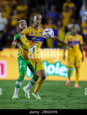 Monterrey, Mexique. 30 août 2023. 26 août 2023 ; Monterrey, Nuevo León, Mexique; Liga MX 2023 Apertura Fitth match entre UANL Tigres et Santos Laguna à Estádio Universitário. #19 milieu de terrain Tigres, Guido Pizarro Demestri crédit obligatoire : Toby Tande/PXImages crédit : PX Images/Alamy Live News Banque D'Images