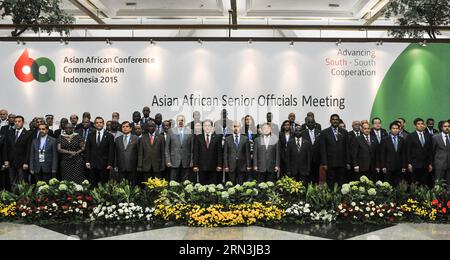 (150419) -- JAKARTA, le 19 avril 2015 -- des hauts fonctionnaires posent pour une photo de groupe devant la Réunion des hauts fonctionnaires afro-asiatiques (SOM) lors de la commémoration de la Conférence afro-asiatique 2015 au Centre des congrès de Jakarta en Indonésie, le 19 avril 2015. La commémoration de la Conférence Asie-Afrique 2015 se tient à Jakarta et Bandung du 19 au 24 avril. )(bxq) INDONÉSIE-JAKARTA-CONFÉRENCE ASIE-AFRIQUE COMMÉMORATION-SOM VerixSanovri PUBLICATIONxNOTxINxCHN Jakarta avril 19 2015 des hauts fonctionnaires posent pour photo de groupe devant la réunion des hauts fonctionnaires Asian African Som pendant la Conférence Asian African Conf Banque D'Images