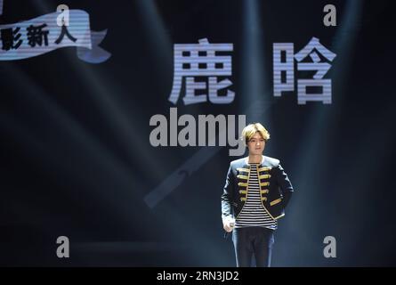 BEIJING, le 18 avril 2015 -- l'acteur et chanteur lu Han reçoit le prix du meilleur nouvel acteur de l'année sur la base des données du réseau lors du nouveau volet du film chinois du cinquième Festival international du film de Beijing (BJIFF) à Beijing, capitale de la Chine, le 18 avril 2015. CHINA-BEIJING-FILM FESTIVAL-NEW FOCUS AWARDS (CN) LuoxXiaoguang PUBLICATIONxNOTxINxCHN Beijing avril 18 2015 l'acteur et chanteur lu Han EST nommé meilleur nouvel acteur de l'année sur la base des données du réseau lors du segment China film New Focus du cinquième Festival international du film de Pékin à Beijing capitale de la Chine avril 18 2015 Chine Banque D'Images