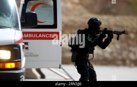 (150419) -- AMMAN, le 19 avril 2015 -- Un concurrent jordanien participe à la septième compétition annuelle de guerriers au Centre de formation aux opérations spéciales Roi Abdullah II à Amman, Jordanie, le 19 avril 2015.) JORDAN-AMMAN-WARRIOR COMPETITION MohammadxAbuxGhosh PUBLICATIONxNOTxINxCHN Amman avril 19 2015 un Jordanien participe à la septième compétition annuelle de guerriers AU Centre de formation aux opérations spéciales du Roi Abdullah II à Amman Jordanie avril 19 2015 Jordanie Amman Warrior Competition PUBLICATIONxNOTxINxCHN Banque D'Images