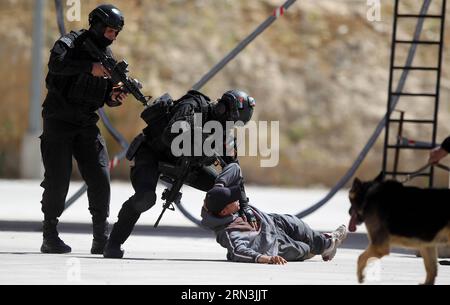 (150419) -- AMMAN, le 19 avril 2015 -- des concurrents jordaniens participent à la septième compétition annuelle de guerriers au Centre de formation aux opérations spéciales Roi Abdullah II à Amman, Jordanie, le 19 avril 2015.) JORDAN-AMMAN-WARRIOR COMPETITION MohammadxAbuxGhosh PUBLICATIONxNOTxINxCHN Amman avril 19 2015 des concurrents jordaniens participent à la septième compétition annuelle de guerriers AU Centre de formation aux opérations spéciales du Roi Abdullah II à Amman Jordanie avril 19 2015 Jordan Amman Warrior Competition PUBLICATIONxNOTxINxCHN Banque D'Images