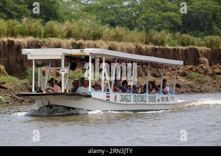 (150420) -- TARCOLES (COSTA RICA), 20 avril 2015 -- les touristes profitent d'une promenade en bateau le long du Rio Grande de Tarcoles, également connu sous le nom de rivière Tarcoles, près de la ville de Tarcoles, à environ 110 km au sud-ouest de la capitale du Costa Rica, San José, le 19 avril 2015. La rivière est surtout célèbre pour son abondance de crocodiles, avec une population estimée à 25 crocodiles par kilomètre carré, selon la presse locale.) (nxl) COSTA RICA-TARCOLES-ECOTURISM-CROCODILE KENTxGILBERT PUBLICATIONxNOTxINxCHN Tarcoles Costa Rica avril 20 2015 les touristes profitent d'une promenade en bateau le long du Rio Grande de Tarcoles ainsi connu sous le nom de Banque D'Images