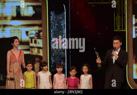 (150420) -- HONG KONG, avril 2015 -- l'acteur Sean Lau détient (à droite) le prix du meilleur acteur lors de la 34e cérémonie des Hong Kong film Awards à Hong Kong, dans le sud de la Chine, le 19 avril 2015. (lfj) CHINA-HONG KONG-FILM AWARDS (CN) HexJingjia PUBLICATIONxNOTxINxCHN Hong Kong avril 2015 l'acteur Sean Lau détient le prix du meilleur acteur AU 34e Hong Kong film Awards à Hong Kong Chine du Sud avril 19 2015 China Hong Kong film Awards CN PUBLICATIONxNOTxINxCHN Banque D'Images