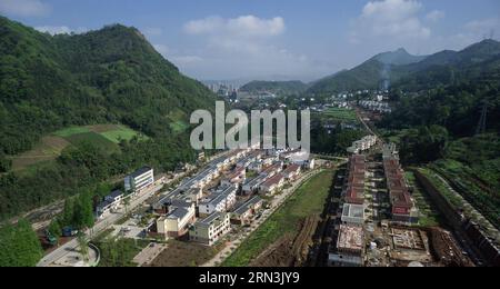 (150420) -- ya AN, 20 avril 2015 -- une vue aérienne du nouveau village de Chaoyang, dans la ville de Luyang, dans le comté de Lushan, dans le sud-ouest de la Chine, est vue sur cette photo prise le 3 avril 2015, avant les deux ans du tremblement de terre de magnitude 7,0 qui a frappé le comté voisin de Lushan le 20 avril 2013. (Ytt) CHINA-SICHUAN-NEW LOOK (CN) lixQiaoqiao PUBLICATIONxNOTxINxCHN ya au 20 2015 avril à vue aérienne de Chao Yang Nouveau village de ville dans le comté de Lushan Sud-Ouest de la Chine S province du Sichuan EST lacs dans cette photo prise LE 3 2015 avril avant le deux anniversaire de la magnitude 7 0 EA Banque D'Images