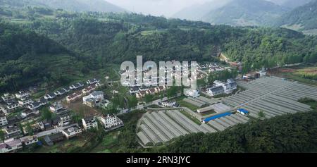 (150420) -- ya AN, 20 avril 2015 -- une vue aérienne du nouveau village de Fenghuang, dans la ville de Feixianguan, dans le comté de Lushan, dans la province du Sichuan, au sud-ouest de la Chine, est vue sur cette photo prise le 3 avril 2015, avant les deux ans du tremblement de terre de magnitude 7,0 qui a frappé le comté de Lushan le 20 avril 2013. (Ytt) CHINA-SICHUAN-NEW LOOK (CN) lixQiaoqiao PUBLICATIONxNOTxINxCHN ya au 20 2015 avril à vue aérienne de Fenghuang Nouveau village de Feixianguan ville dans le comté de Lushan Sud-Ouest de la Chine S Sichuan EST lacs dans cette photo prise le 3 2015 avril avant le deux anniversaire de la magnitu 7 0 magnitu Banque D'Images