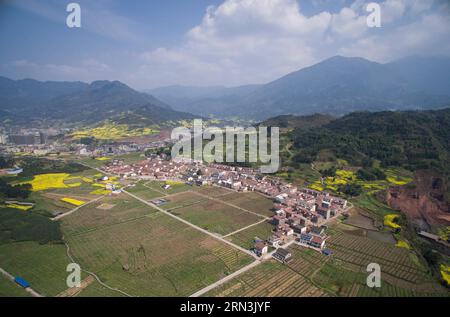 (150420) -- ya AN, 20 avril 2015 -- une vue aérienne du nouveau village de Daluoping dans la ville de Fucheng, dans le comté de Yingjing, dans la province du Sichuan, au sud-ouest de la Chine, est vue sur cette photo prise le 14 mars 2015, avant les deux ans du tremblement de terre de magnitude 7,0 qui a frappé le comté voisin de Lushan le 20 avril 2013. (Ytt) CHINA-SICHUAN-NEW LOOK (CN) lixQiaoqiao PUBLICATIONxNOTxINxCHN ya à avril 20 2015 vue aérienne du nouveau village de Fucheng Town dans le comté sud-ouest de la Chine S province du Sichuan EST lacs dans cette photo prise LE 14 2015 mars avant le deux anniversaire de la magnitude 7 0 Eart Banque D'Images