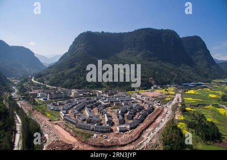 (150420) -- ya AN, 20 avril 2015 -- une vue aérienne de nouvelles maisons dans la ville de Xinchang, dans le canton d'Anjing, dans le comté de Yingjing, dans la province du Sichuan, au sud-ouest de la Chine, est vue sur cette photo prise le 21 mars 2015, avant le deux ans du tremblement de terre de magnitude 7,0 qui a frappé le comté voisin de Lushan le 20 avril 2013. (Ytt) CHINA-SICHUAN-NEW LOOK (CN) lixQiaoqiao PUBLICATIONxNOTxINxCHN ya à avril 20 2015 vue aérienne de nouvelles maisons dans Xinchang ville de canton dans le comté sud-ouest de la Chine S province du Sichuan EST lacs dans cette photo prise LE 21 2015 mars avant le deux anniversaire de T. Banque D'Images