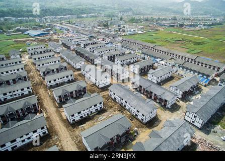 (150420) -- ya AN, 20 avril 2015 -- une vue aérienne du nouveau village de Fujiaying de Qinglongchang le village de Longmen dans le comté de Lushan, dans la province du Sichuan au sud-ouest de la Chine, est vue sur cette photo prise le 12 avril 2015, avant les deux ans du tremblement de terre de magnitude 7,0 qui a frappé le comté de Lushan le 20 avril 2013. (Ytt) CHINA-SICHUAN-NEW LOOK (CN) lixQiaoqiao PUBLICATIONxNOTxINxCHN ya au 20 2015 avril vue aérienne du nouveau village de Longmen Township dans le comté de Lushan Sud-Ouest de la Chine S Sichuan province EST lacs dans cette photo prise LE 12 2015 avril avant les deux Banque D'Images