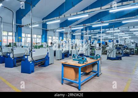 beaucoup de machines industrielles identiques dans une rangée dans une usine. équipement d'une usine/atelier. machines d'usine high-tech. atelier automatisé Banque D'Images