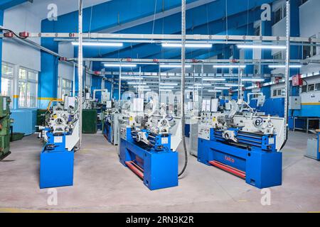 beaucoup de machines industrielles identiques dans une rangée dans une usine. équipement d'une usine/atelier. machines d'usine high-tech. atelier automatisé Banque D'Images