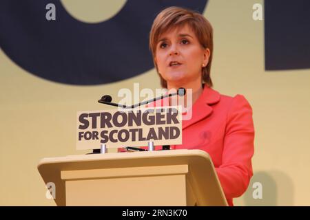 150420 -- ÉDIMBOURG, le 20 avril 2015 -- Nicola Sturgeon, chef du SNP du Parti national écossais et premier ministre écossais, prend la parole lors d'une cérémonie de lancement du manifeste des élections générales du SNP à Édimbourg, en Grande-Bretagne, le 20 avril 2015. Le SNP au pouvoir a lancé lundi son manifeste électoral général pour une Écosse plus forte. BRITAIN-ÉDIMBOURG-SNP-GENERAL MANIFESTO GuoxChunju PUBLICATIONxNOTxINxCHN Banque D'Images