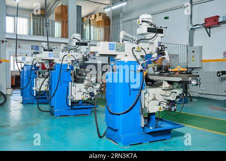 beaucoup de machines industrielles identiques dans une rangée dans une usine. équipement d'une usine/atelier. machines d'usine high-tech. atelier automatisé Banque D'Images