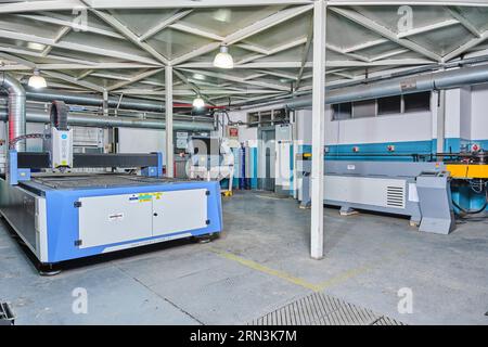 beaucoup de machines industrielles identiques dans une rangée dans une usine. équipement d'une usine/atelier. machines d'usine high-tech. atelier automatisé Banque D'Images