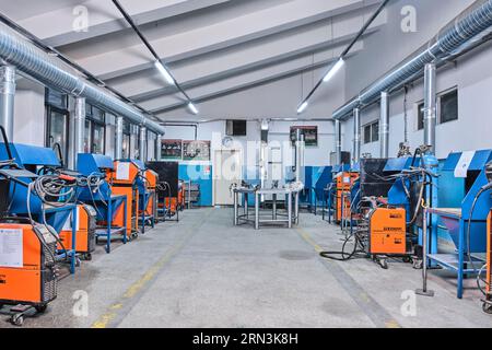 beaucoup de machines industrielles identiques dans une rangée dans une usine. équipement d'une usine/atelier. machines d'usine high-tech. atelier automatisé Banque D'Images