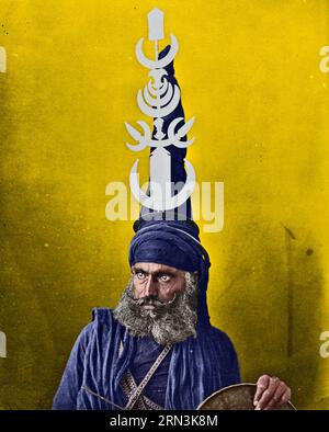 Portrait d'un Nihang ou d'un Akali. Portrait d'un guerrier sikh, aussi connu sous le nom de Nihang ou Akali, portant un turban conique élaboré, orné de chakram Banque D'Images