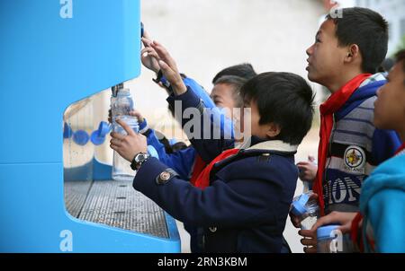 (150421) -- CHANGSHA, 20 avril 2015 -- les élèves reçoivent de l'eau d'un équipement de purification d'eau nouvellement installé à l'école primaire de Zhifeng à Miluo, dans la province du Hunan, au centre de la Chine, le 20 avril 2015. Un projet commun de purification de l ' eau, qui vise à résoudre les difficultés de consommation d ' eau dans les écoles rurales de Chine, a fourni plus de 300 équipements de purification de l ' eau à 283 écoles depuis 2012. (MCG) CHINA-HUNAN-MILUO-SCHOOL-WATER PURIFICATION PROJECT (CN) LixGa PUBLICATIONxNOTxINxCHN Changsha avril 20 2015 les élèves reçoivent de l'eau d'un équipement de purification d'eau nouvellement installé À L'école primaire i Banque D'Images