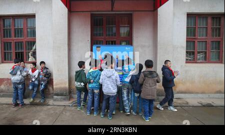 (150421) -- CHANGSHA, 20 avril 2015 -- les élèves reçoivent de l'eau d'un équipement de purification d'eau nouvellement installé à l'école primaire de Zhifeng à Miluo, dans la province du Hunan, au centre de la Chine, le 20 avril 2015. Un projet commun de purification de l ' eau, qui vise à résoudre les difficultés de consommation d ' eau dans les écoles rurales de Chine, a fourni plus de 300 équipements de purification de l ' eau à 283 écoles depuis 2012. (MCG) CHINA-HUNAN-MILUO-SCHOOL-WATER PURIFICATION PROJECT (CN) LixGa PUBLICATIONxNOTxINxCHN Changsha avril 20 2015 les élèves reçoivent de l'eau d'un équipement de purification d'eau nouvellement installé À L'école primaire i Banque D'Images