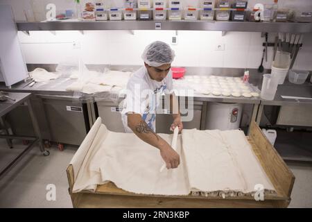 (150420) -- BUENOS AIRES, le 20 avril 2015 -- le maître boulanger Pablo Salvatierre, de la sélection nationale des boulangers argentins, fermente des baguettes lors de l'entraînement pour les qualifications américaines de la coupe Louis Lesaffre, à Buenos Aires, capitale de l'Argentine, le 20 avril 2015. Les qualificatifs de la coupe Louis Lesaffre se dérouleront du 29 mai au 4 juin en Argentine, avec des participants des pays d’Amérique du Nord et d’Amérique du Sud qui concourront pour deux places pour la coupe du monde de boulangerie 2016 en France. Martin Zabala) (da) ARGENTINA-BUENOS AIRES-INDUSTRY-BAKERY e MARTINxZABALA PUBLICATIONxNOTxINxCHN Buenos Aires A Banque D'Images