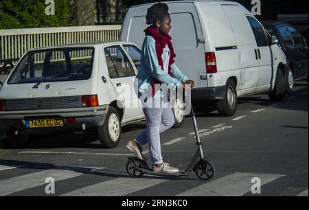 (150421) -- PARIS, le 20 avril 2015 -- Une femme conduit un scooter à Paris, France, le 20 avril 2015, deux jours avant la 46e Journée mondiale de la Terre. (Zhf) FRANCE-PARIS-JOURNÉE MONDIALE DE LA TERRE ChenxXiaowei PUBLICATIONxNOTxINxCHN Paris 20 2015 avril une femme monte en scooter à Paris France LE 20 2015 avril deux jours avant la 46e Journée mondiale de la Terre France Paris Journée mondiale de la Terre PUBLICATIONxNOTxINxCHN Banque D'Images