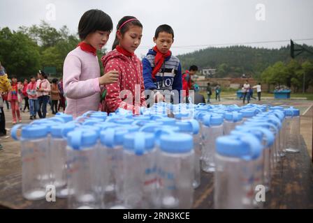 (150421) -- CHANGSHA, 20 avril 2015 -- les élèves reçoivent des tasses gratuites à l'école primaire de Zhifeng à Miluo, dans la province du Hunan au centre de la Chine, le 20 avril 2015. Un projet commun de purification de l ' eau, qui vise à résoudre les difficultés de consommation d ' eau dans les écoles rurales de Chine, a fourni plus de 300 équipements de purification de l ' eau à 283 écoles depuis 2012. (MCG) CHINA-HUNAN-MILUO-SCHOOL-WATER PURIFICATION PROJECT (CN) LixGa PUBLICATIONxNOTxINxCHN Changsha avril 20 2015 les élèves reçoivent des coupes gratuites À l'école primaire de Miluo Central China S Hunan province avril 20 2015 un projet commun de purification de l'eau Banque D'Images