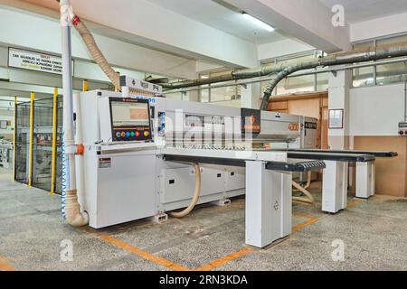 beaucoup de machines industrielles identiques dans une rangée dans une usine. équipement d'une usine/atelier. machines d'usine high-tech. atelier automatisé Banque D'Images